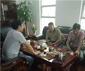 漆強化工業(yè)務蘇經理(左)與江西南康客戶(右).jpg 漆強化工業(yè)務蘇經理(左)與江西南康客戶(右).jpg