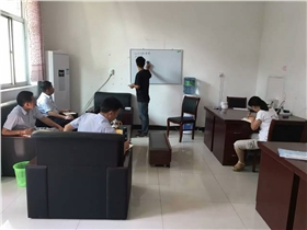 戴老師為漆強外省業(yè)務經(jīng)理進行經(jīng)銷商服務培訓.jpg 戴老師為漆強外省業(yè)務經(jīng)理進行經(jīng)銷商服務培訓.jpg