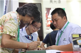 漆強(qiáng)化工家具廠在廣博會接待浙江客戶場面.jpg 漆強(qiáng)化工家具廠在廣博會接待浙江客戶場面.jpg