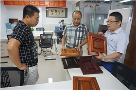 李會(huì)長(zhǎng)和周理事被漆強(qiáng)水性漆所做的產(chǎn)品效果所吸引.jpg 李會(huì)長(zhǎng)和周理事被漆強(qiáng)水性漆所做的產(chǎn)品效果所吸引.jpg