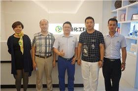 漆強(qiáng)化工張總和湖南商會(huì)家具協(xié)會(huì)李會(huì)長(zhǎng)一行人合影.jpg 漆強(qiáng)化工張總和湖南商會(huì)家具協(xié)會(huì)李會(huì)長(zhǎng)一行人合影.jpg