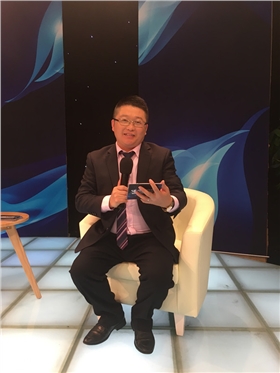 漆強(qiáng)化工總經(jīng)理張文在牛商論道直播現(xiàn)場(chǎng).jpg 漆強(qiáng)化工總經(jīng)理張文在牛商論道直播現(xiàn)場(chǎng).jpg