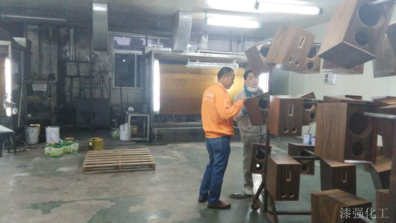 漆強(qiáng)漆業(yè)務(wù)經(jīng)理了解客戶用油情況.jpg 漆強(qiáng)漆業(yè)務(wù)經(jīng)理了解客戶用油情況.jpg