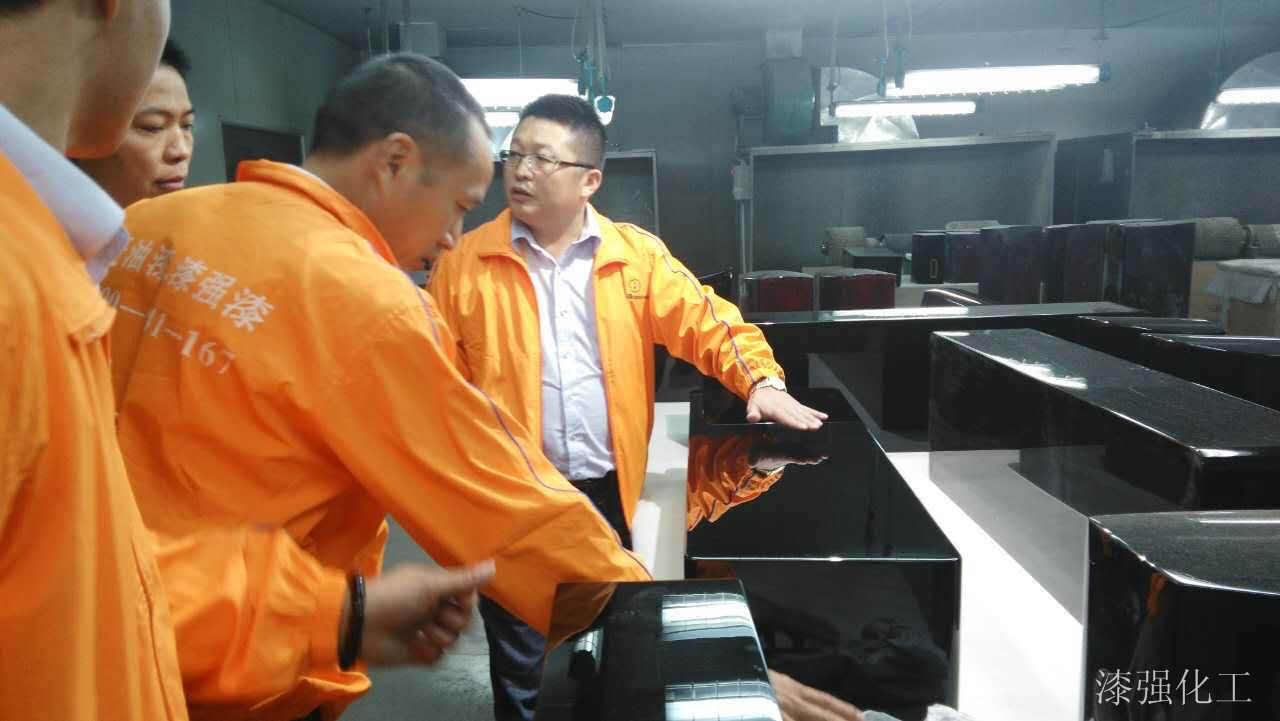 漆強(qiáng)化工總經(jīng)理現(xiàn)場(chǎng)提供涂裝技術(shù)指導(dǎo).jpg 漆強(qiáng)化工總經(jīng)理現(xiàn)場(chǎng)提供涂裝技術(shù)指導(dǎo).jpg