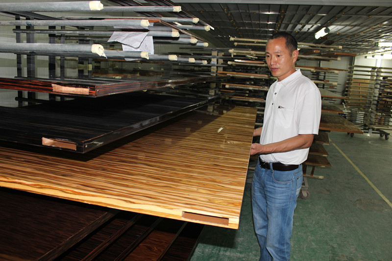 漆強(qiáng)家具漆廠家銷售精英.jpg 漆強(qiáng)家具漆廠家銷售精英.jpg