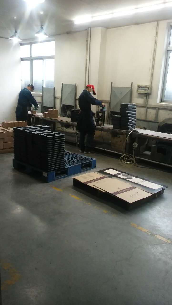 先歌員正在打磨.jpg 先歌員正在打磨.jpg