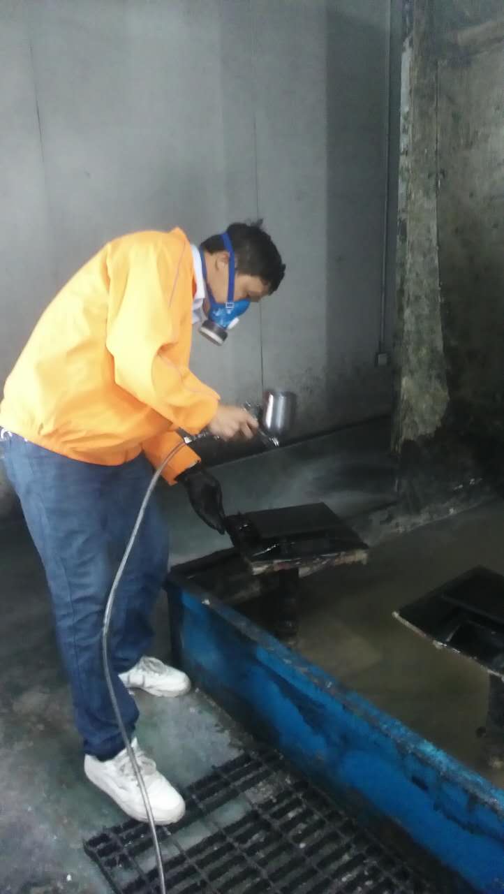 漆強漆售后正在噴板2.jpg 漆強漆售后正在噴板2.jpg