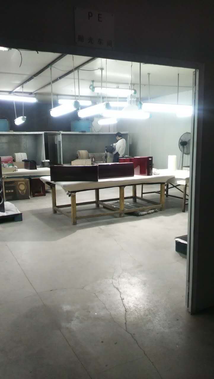 先歌員正在面漆拋光.jpg 先歌員正在面漆拋光.jpg