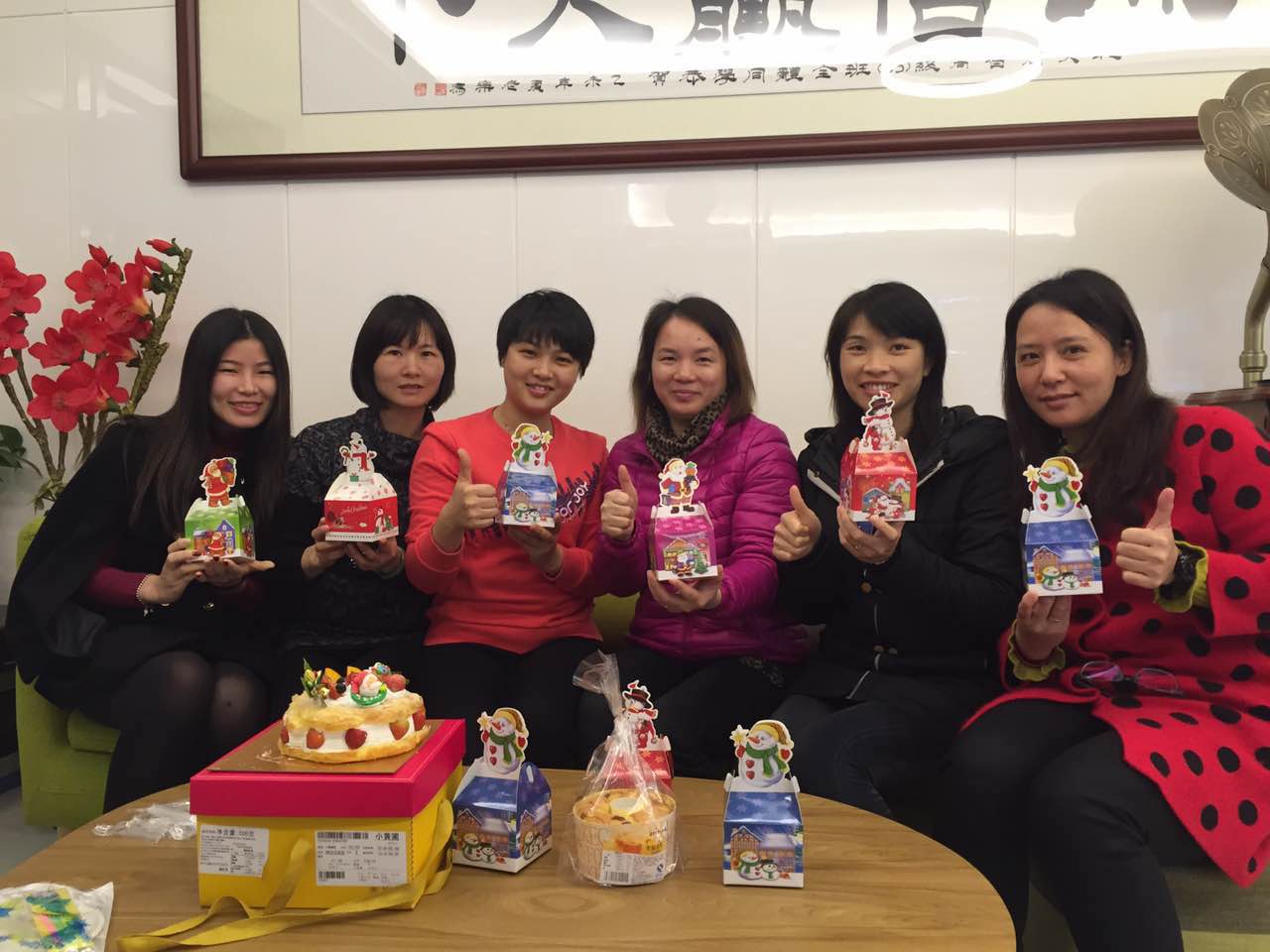 漆強(qiáng)辦公室成員.jpg 漆強(qiáng)辦公室成員.jpg