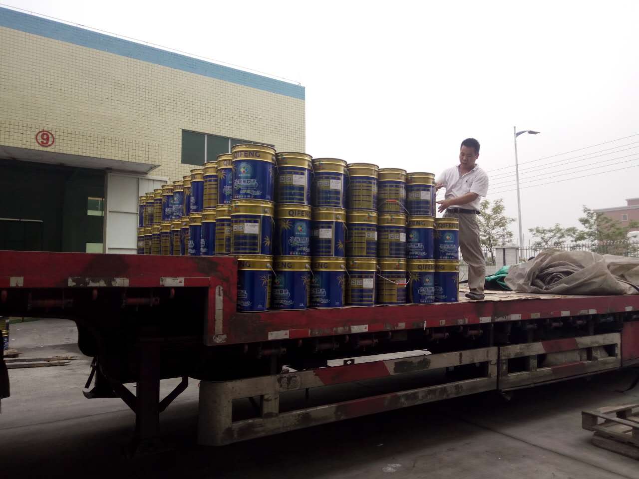 漆強產(chǎn)品陸續(xù)發(fā)往山東德州.jpg 漆強產(chǎn)品陸續(xù)發(fā)往山東德州.jpg