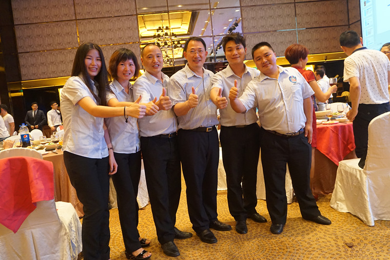 漆強(qiáng)化工網(wǎng)絡(luò)團(tuán)隊(duì)與CCTV-2 央視財(cái)經(jīng)評(píng)論員、單仁資訊集團(tuán)董事長(zhǎng)單仁合影(右三).jpg