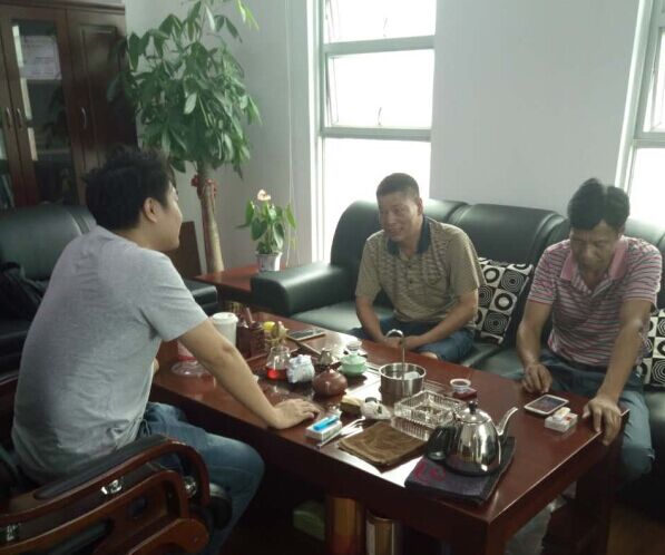 漆強(qiáng)化工業(yè)務(wù)蘇經(jīng)理(左)與江西南康客戶(hù)(右).jpg 漆強(qiáng)化工業(yè)務(wù)蘇經(jīng)理(左)與江西南康客戶(hù)(右).jpg