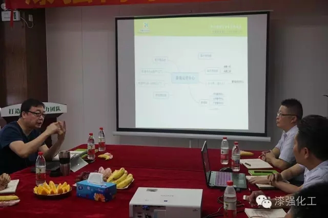 王鵬輝老師認真為漆強品牌的發(fā)展把脈診斷.jpg 王鵬輝老師認真為漆強品牌的發(fā)展把脈診斷.jpg