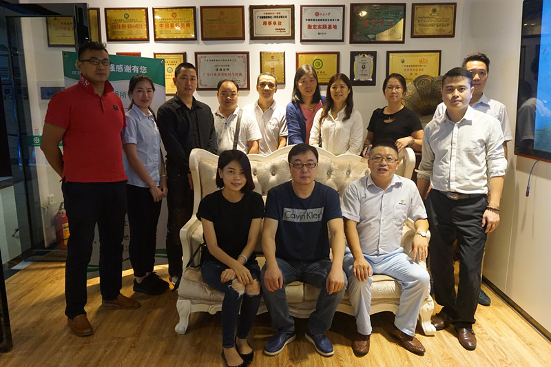 漆強化工張總和創(chuàng)品牌黃埔一期的同學合影.jpg 漆強化工張總和創(chuàng)品牌黃埔一期的同學合影.jpg