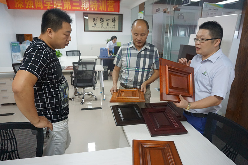 李會(huì)長(zhǎng)和周理事被漆強(qiáng)水性漆所做的產(chǎn)品效果所吸引.jpg 李會(huì)長(zhǎng)和周理事被漆強(qiáng)水性漆所做的產(chǎn)品效果所吸引.jpg