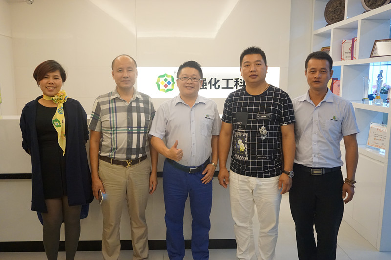 漆強(qiáng)化工張總和湖南商會(huì)家具協(xié)會(huì)李會(huì)長(zhǎng)一行人合影.jpg 漆強(qiáng)化工張總和湖南商會(huì)家具協(xié)會(huì)李會(huì)長(zhǎng)一行人合影.jpg