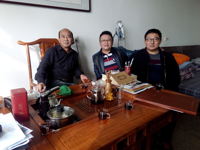 漆強(qiáng)化工總經(jīng)理張文(中)與河北正定漆豐總代理房志堅(jiān)(右).jpg 漆強(qiáng)化工總經(jīng)理張文(中)與河北正定漆豐總代理房志堅(jiān)(右).jpg