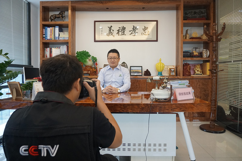 中央電視臺《牛商論道》欄目組走進拓能集團漆強化工.jpg 中央電視臺《牛商論道》欄目組走進拓能集團漆強化工.jpg