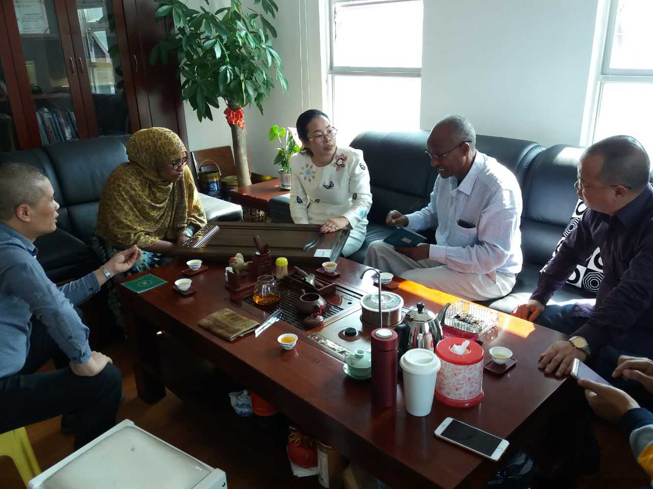 mohamud一行人來到了漆強化工生產(chǎn)基地參觀指導.jpg mohamud一行人來到了漆強化工生產(chǎn)基地參觀指導.jpg