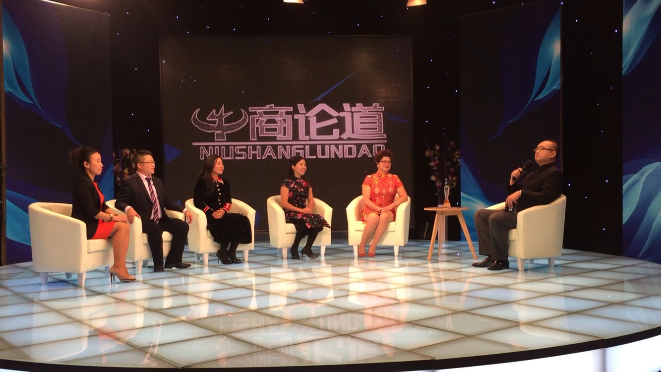 漆強(qiáng)化工總經(jīng)理張文與各位專家 節(jié)目錄制現(xiàn)場.jpg 漆強(qiáng)化工總經(jīng)理張文與各位專家 節(jié)目錄制現(xiàn)場.jpg